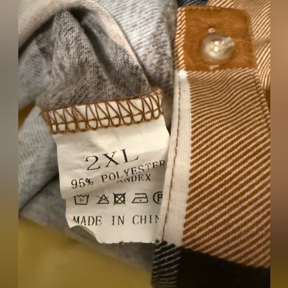 V-neck long sleeve T-shirt, plaid. Women’s 2XL - Picture 5 of 5